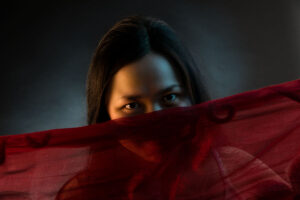 portraitfotografie münchen - Beauty Portrait in Fotostudio München, Valerio Agolino Fotograf in München - Altynai, Portrait "hide and seek"
