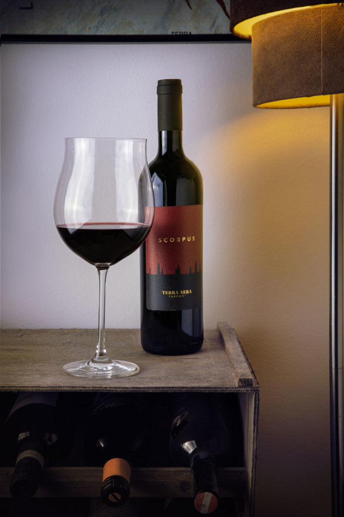 Auronera Weinflasche mit Glass, Rotes Wein - Produkt shooting auf Weiß - Valerio Agolino Fotograf in München für Unternehmen