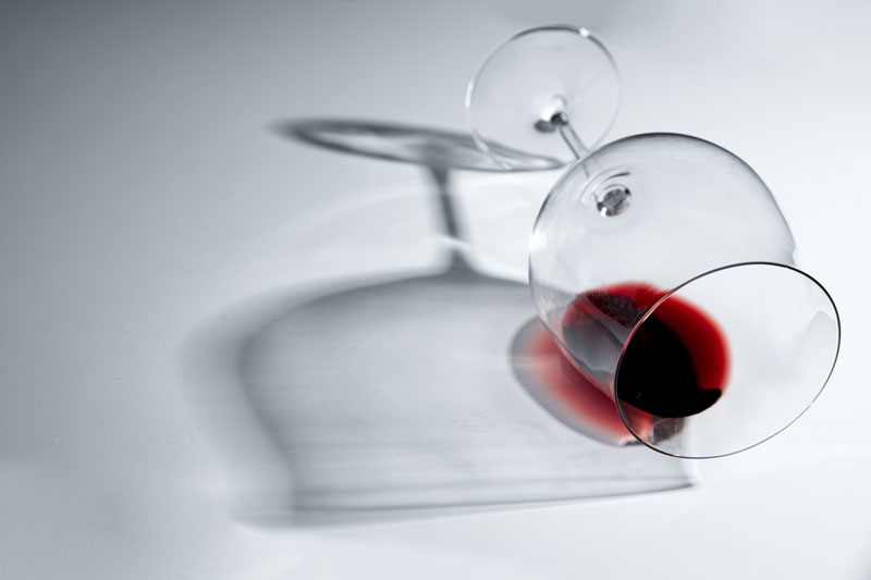 Storytelling Produkt Fotografie Glass Wine schatten on Weiß
