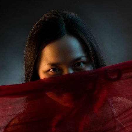 portraitfotografie münchen - Beauty Portrait in Fotostudio München, Valerio Agolino Fotograf in München - Altynai, Portrait "hide and seek"