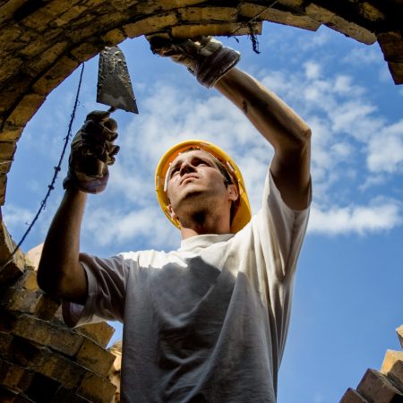 Architekt bei der Arbeit an einer afrikanischen Kuppel - Foto von Valerio Agolino Portrait und Business Fotograf in München